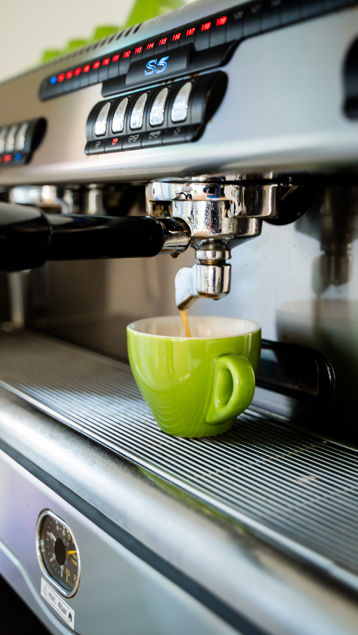 Die Kaffeemaschine laeuft und ein Kaffee wird zubereitet.